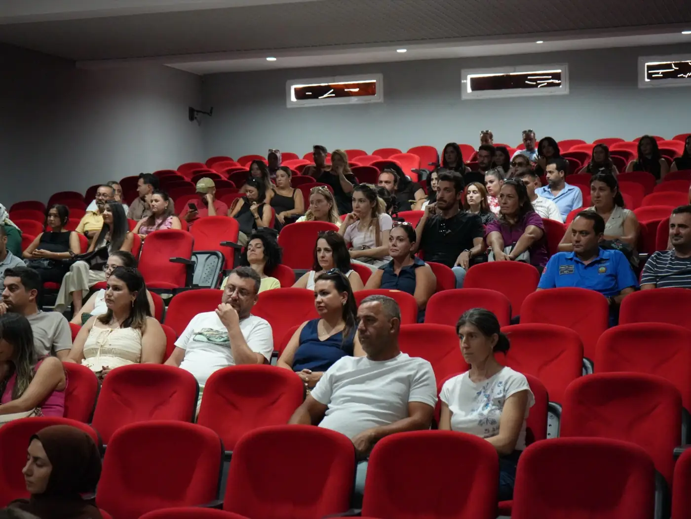 Anaokulu Velilerimizle Yeni Döneme Merhaba Dedik Anaokulu veli toplantısında salonda dinleyiciler