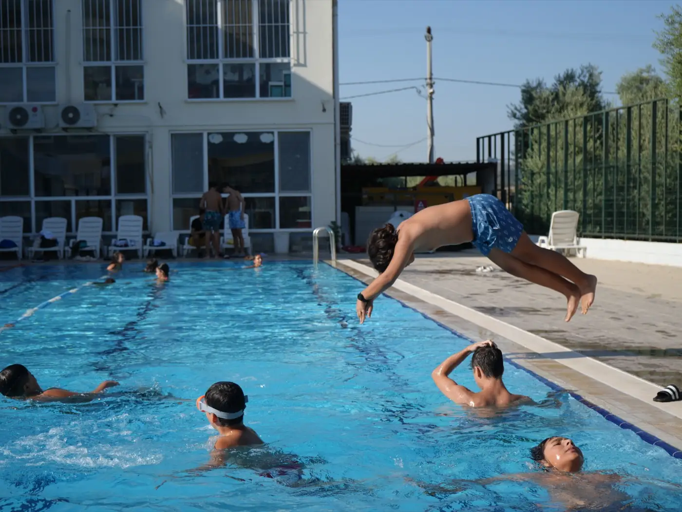 LGS Maratonu Öncesi Havuzda Enerji Depoladık Öğrencinin tramplenden havuza atlaması