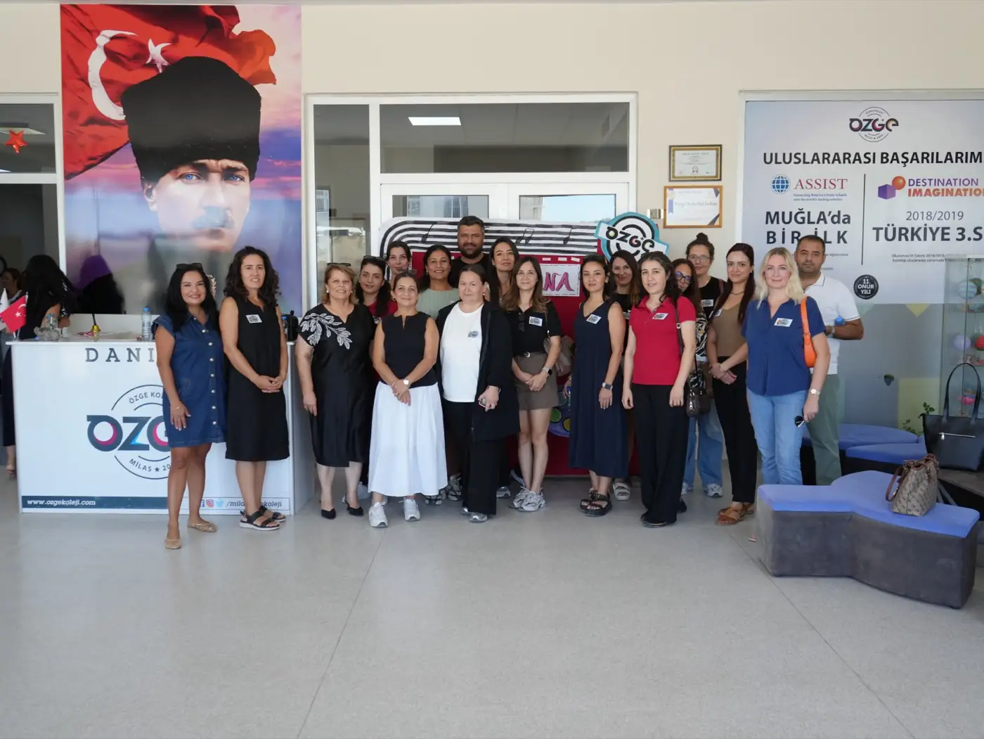 Bu Kez Sıralarda Öğrencilerimiz Değil Velilerimiz Vardı 1. sınıf veli oryantasyonu grup fotoğrafı