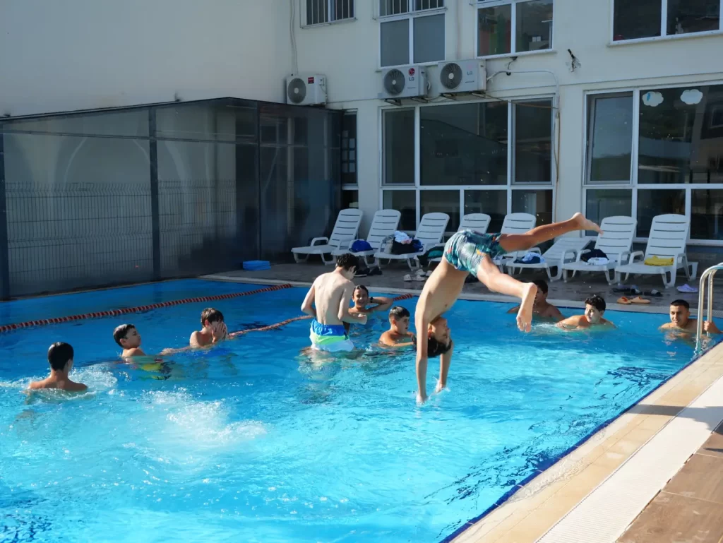 8. sınıf öğrencilerinin havuzda atlayışı