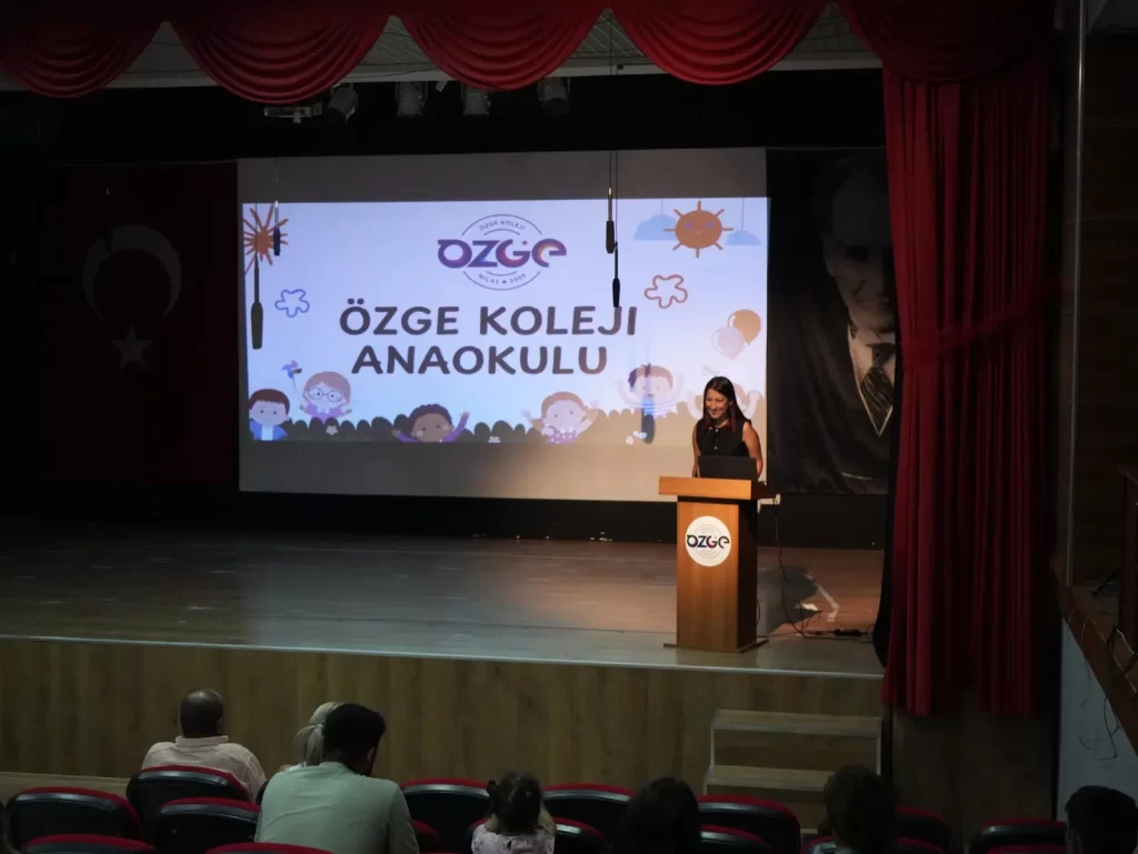 Anaokulu veli toplantısında sahneden sunum